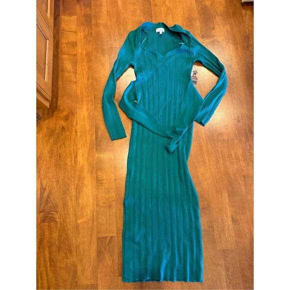 New w tags woman’s Sofia Vergara sexy body on sweater dress - Picture 1 of 3